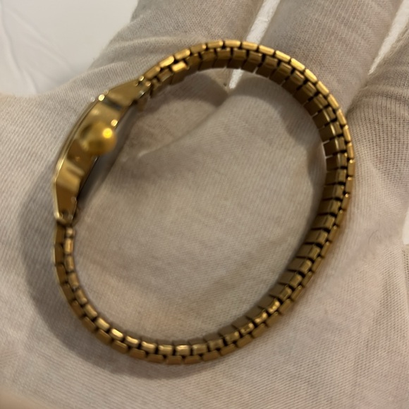 Vintage gold Timex watch , stretch band - Picture 4 of 5